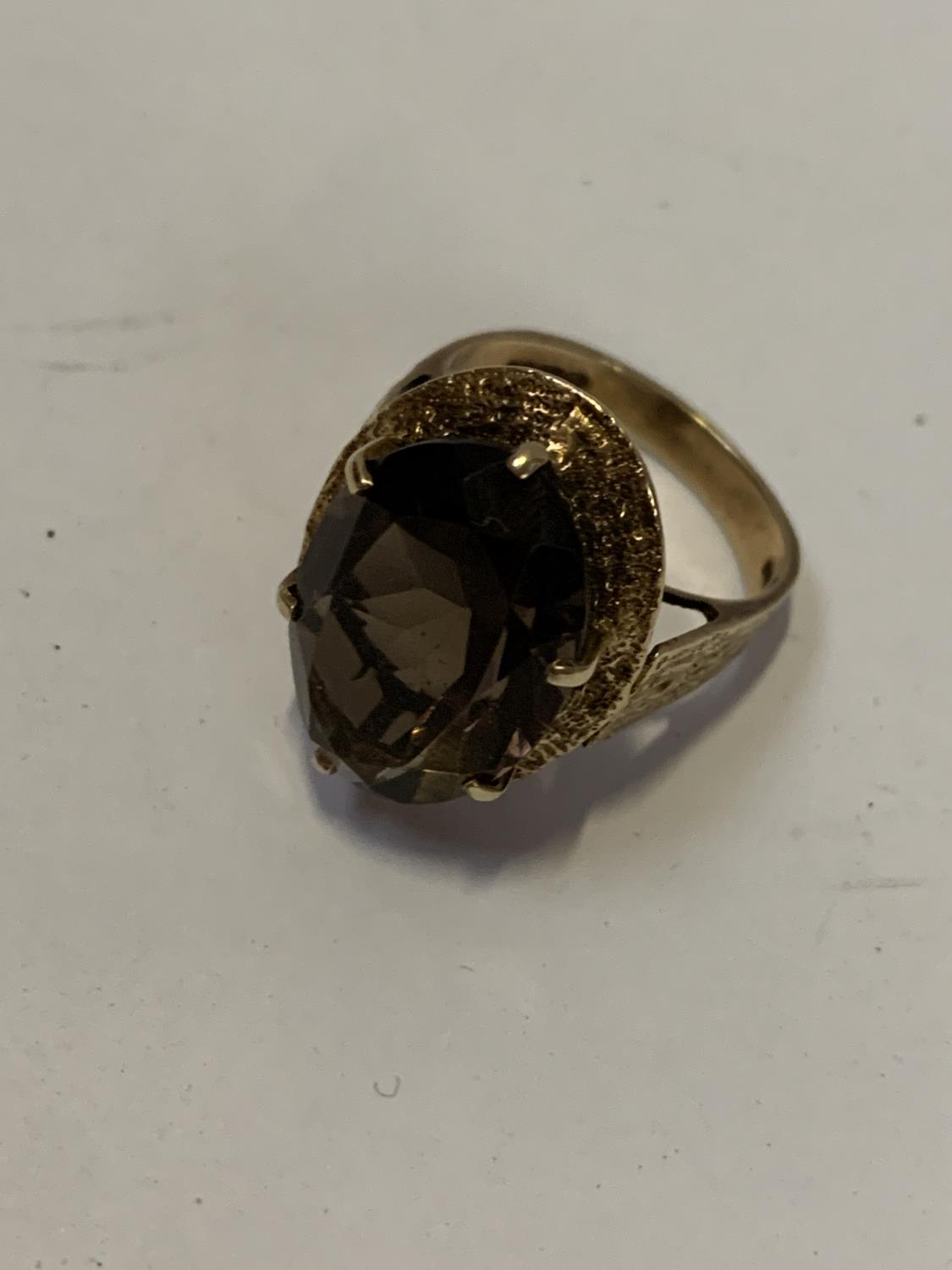 A 1970'S LADIES 9CT YELLOW GOLD SMOKY QUARTZ STONE DRESS RING, WEIGHT 6.4G