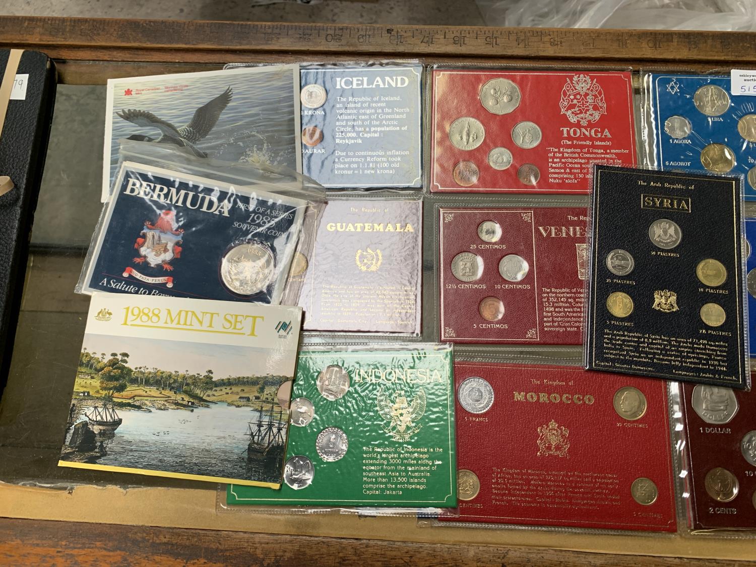 A SELECTION OF 28 WORLDWIDE COIN PACKS TO INCLUDE : CANADA , BERMUDA , AUSTRALIA , MACAO , ICELAND , - Image 4 of 4