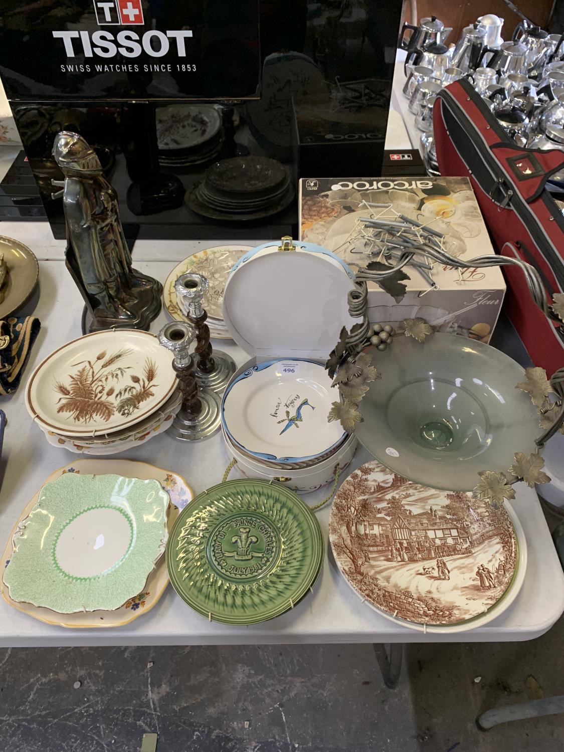 A COLLECTION OF CERAMIC PLATES, GLASS BOWL, CANDLESTICKS ETC