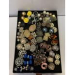 A COLLECTION OF ASSORTED COSTUME JEWELLERY