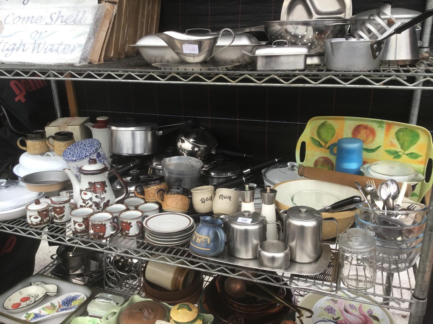 A LARGE COLLECTION OF KITCHEN WARE TO INCLUDE PANS, STAINLESS STEEL WARE, PYREX ETC