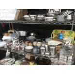 A LARGE COLLECTION OF KITCHEN WARE TO INCLUDE PANS, STAINLESS STEEL WARE, PYREX ETC