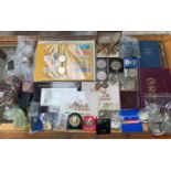 A MIXED LOT OF COINS TO INCLUDE 2002 MANCHESTER XV11 COMMONWEALTH GAMES FDC WITH FOUR £2 COINS ,