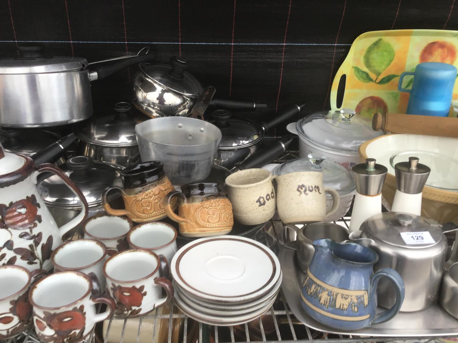A LARGE COLLECTION OF KITCHEN WARE TO INCLUDE PANS, STAINLESS STEEL WARE, PYREX ETC - Image 3 of 4