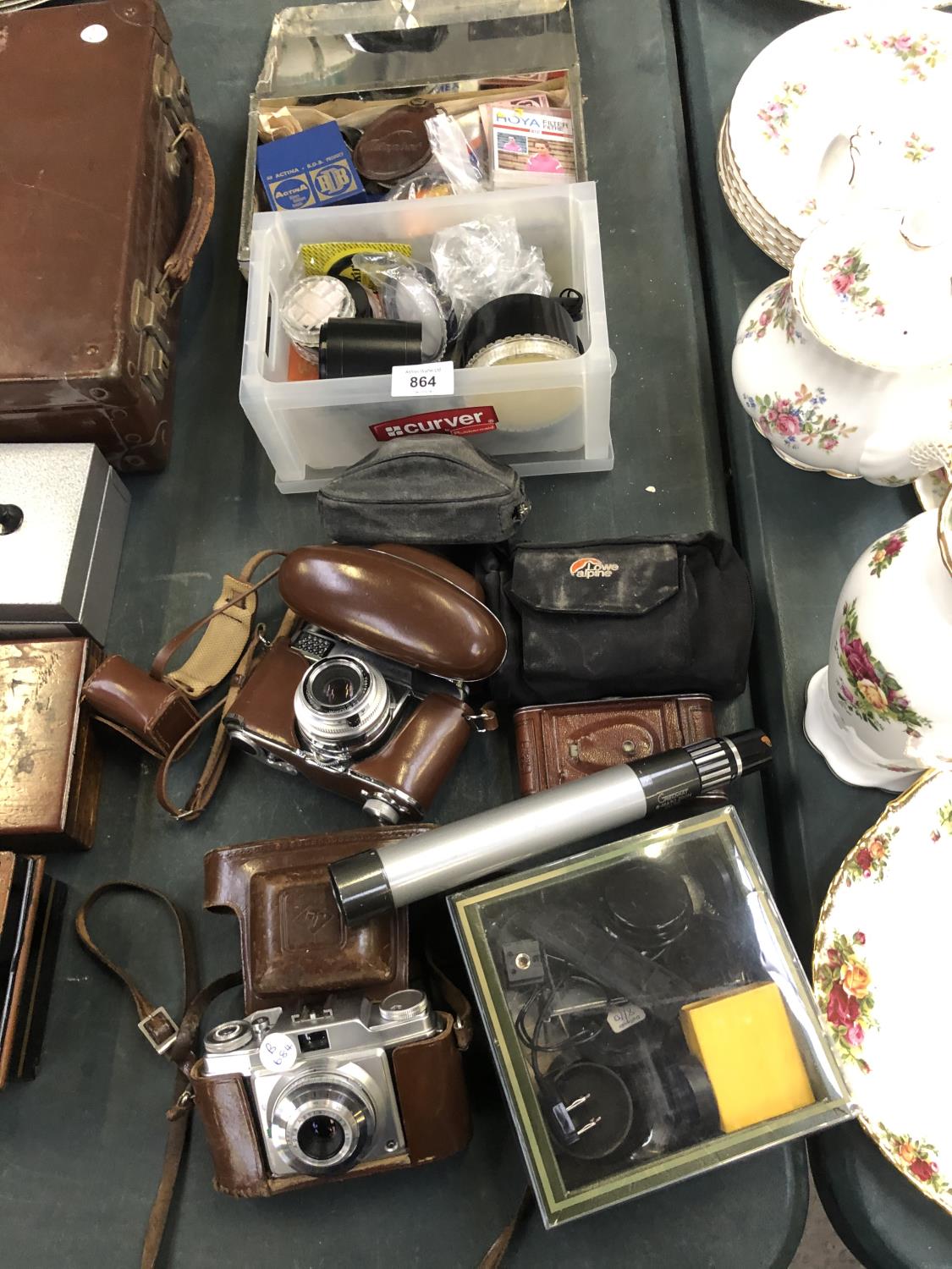 A MIXED LOT OF VINTAGE CAMERAS AND ACCESSORIES, TWO CASED EXAMPLES ETC