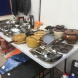 A LARGE QUANTITY OF KITCHEN ITEMS TO INCLUDE PANS, FLATWARE, CROCK POTS, STAINLESS STEEL WARE ETC