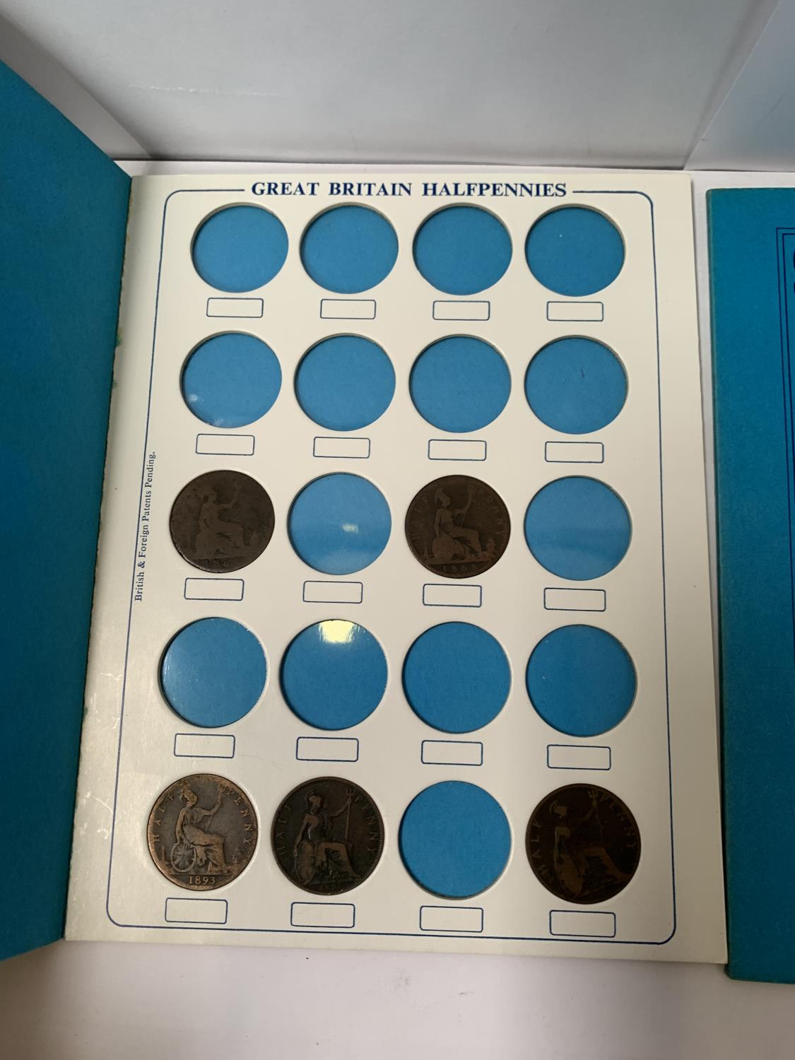 A SANDHILL COIN FOLDER PENNIES AND HALF PENNIES BOOKLET TOGETHER WITH A COLLECTION OF BRITISH COINS - Image 3 of 3