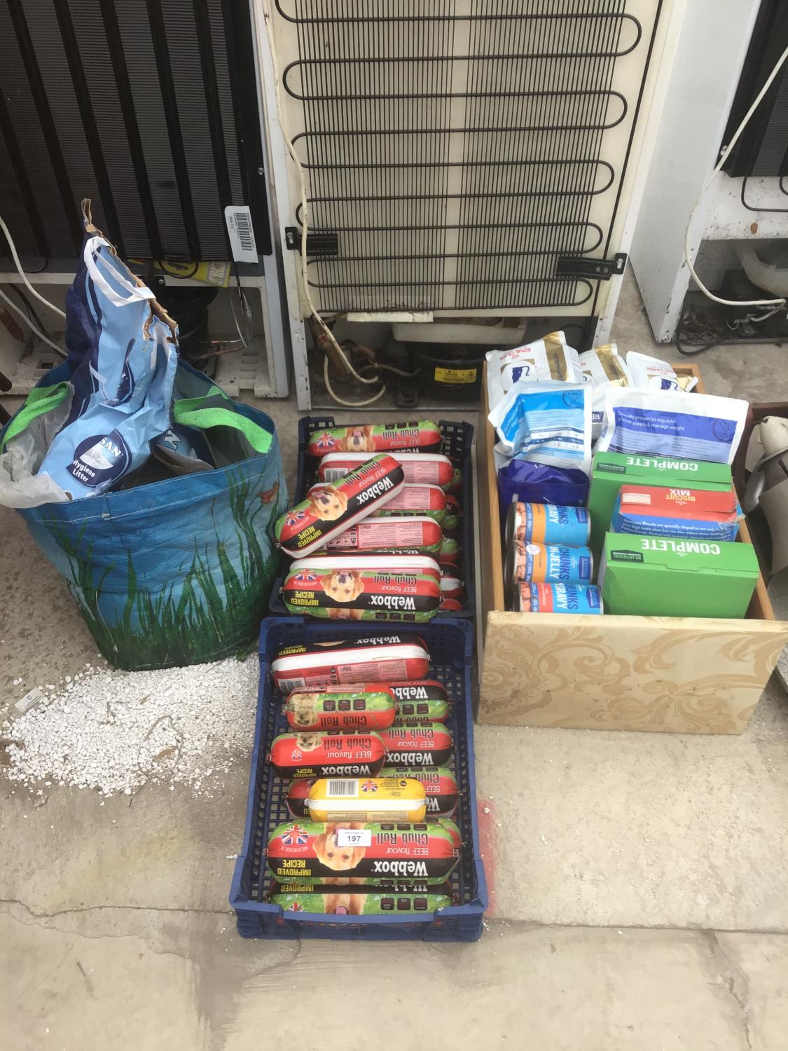 A LARGE QUANTITY OF DOG AND CAT FOOD TO INCLUDE WEBBOX, ROYAL CANIN ETC AND CAT LITTER