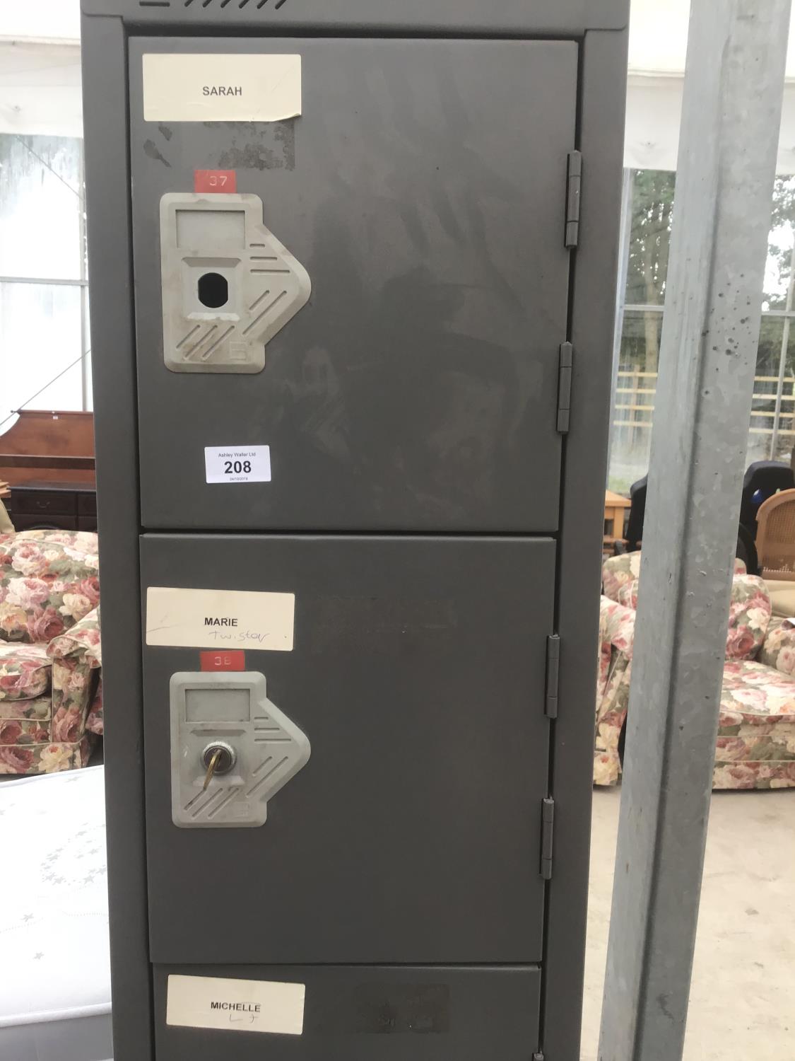 A SIX LOCKER METAL CABINET (TWO LOCKERS WITH KEYS) - Image 3 of 3