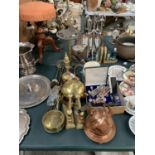 A LARGE GROUP OF ITEMS - BRASS TEAPOT, COPPER KETTLE, COMPANION STAND, BOXED SPOONS ETC
