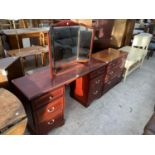 A MAHOGANY EFFECT DRESSING TABLE AND CHEST OF TWO SHORT AND TWO LONG DRAWERS