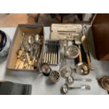 A COLLECTION OF EPNS ITEMS TO INCLUDE HALLMARKED SILVER SINGLE EGG CUP, FLATWARE ETC