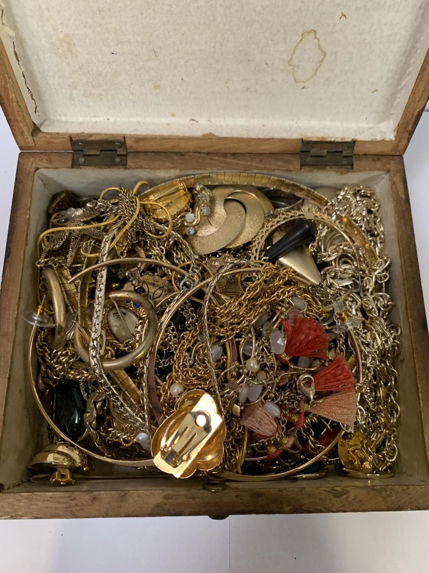 A WOODEN BOX OF ASSORTED YELLOW METAL JEWELLERY - Image 2 of 2