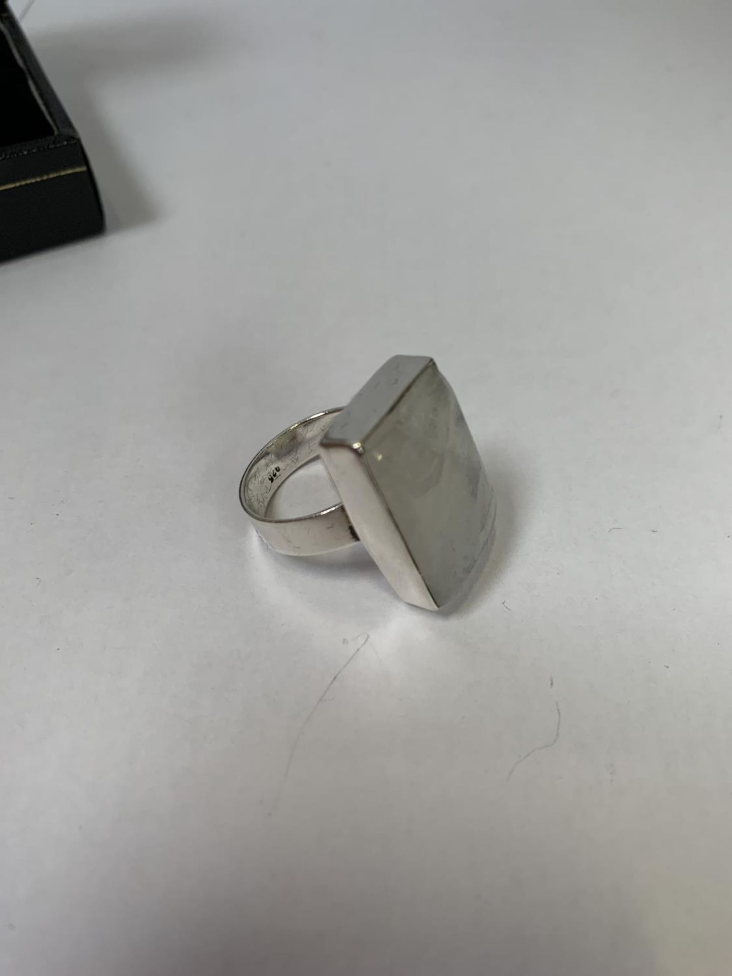 A SILVER AGATE OBLONG STONE RING - Image 2 of 2
