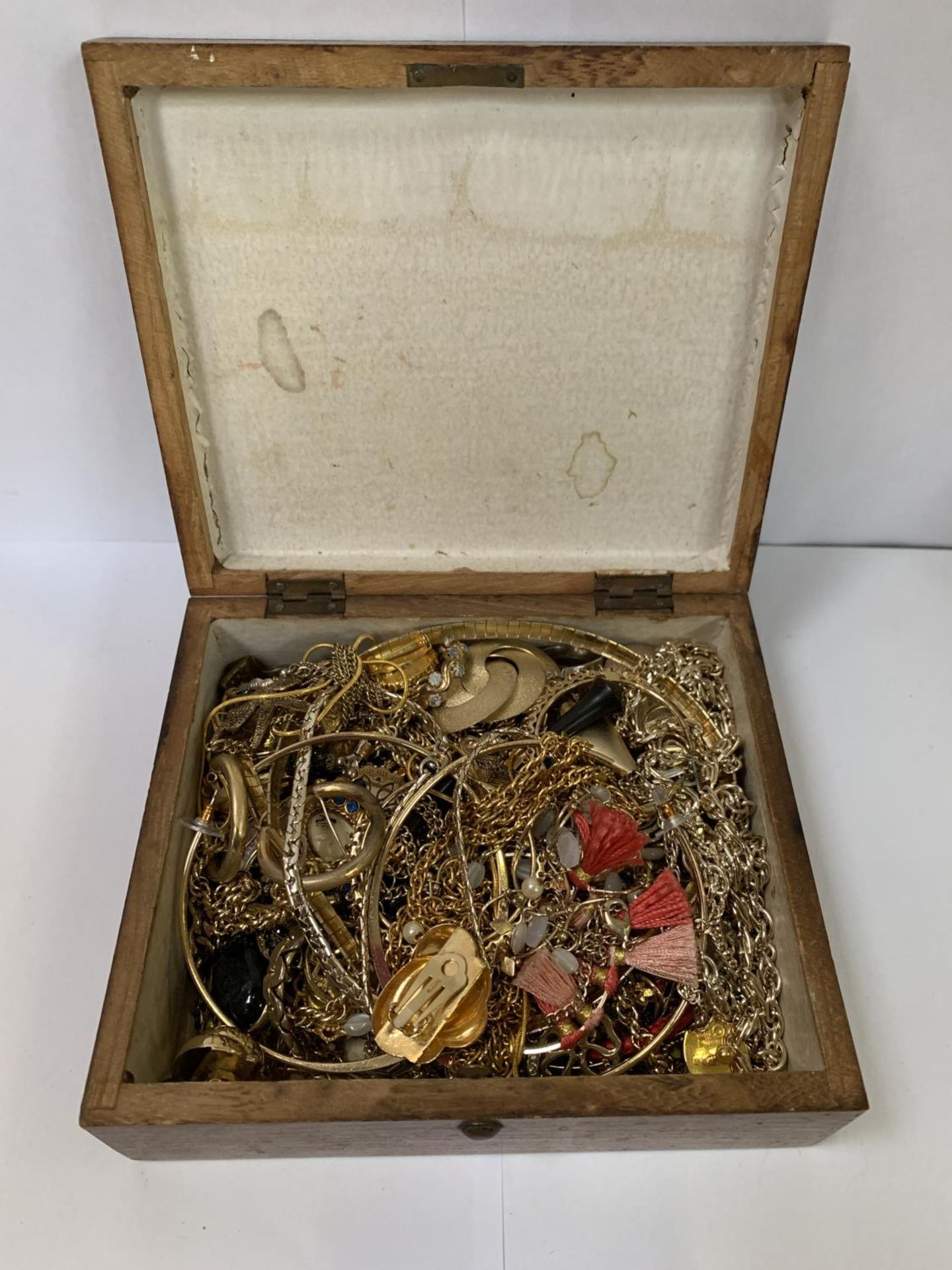 A WOODEN BOX OF ASSORTED YELLOW METAL JEWELLERY