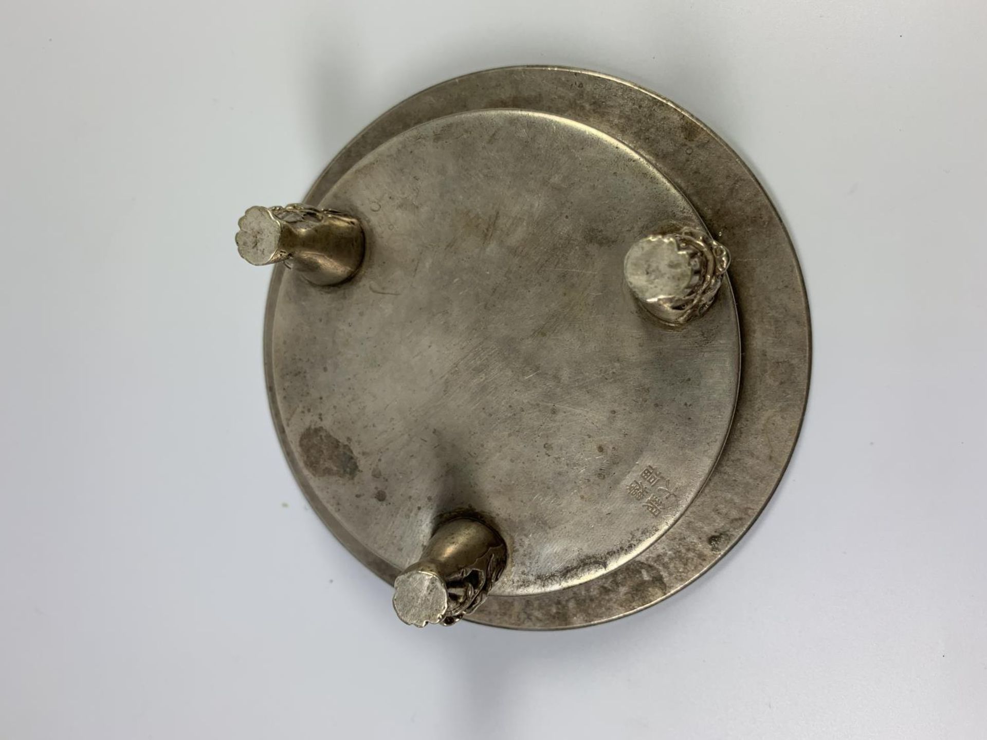 A CHINESE WHITE METAL TRIPOD CENSOR BOWL, FOUR CHARACTER MARK TO BASE, HEIGHT 4.5CM, DIAMETER 12CM - Image 2 of 4