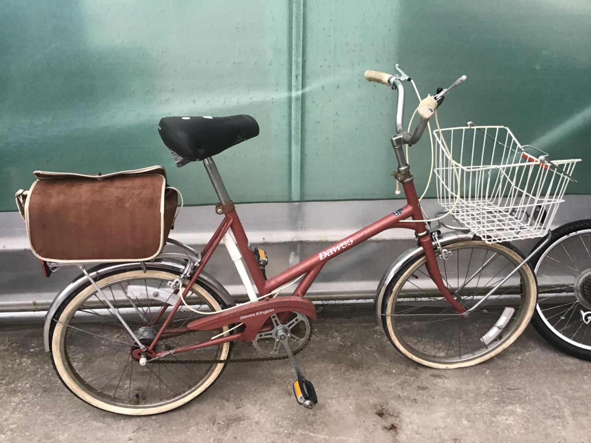 A DAWES SHOPPER BIKE WITH BASKET AND REAR PANNIER AND A THREE SPEED GEAR SYSTEM