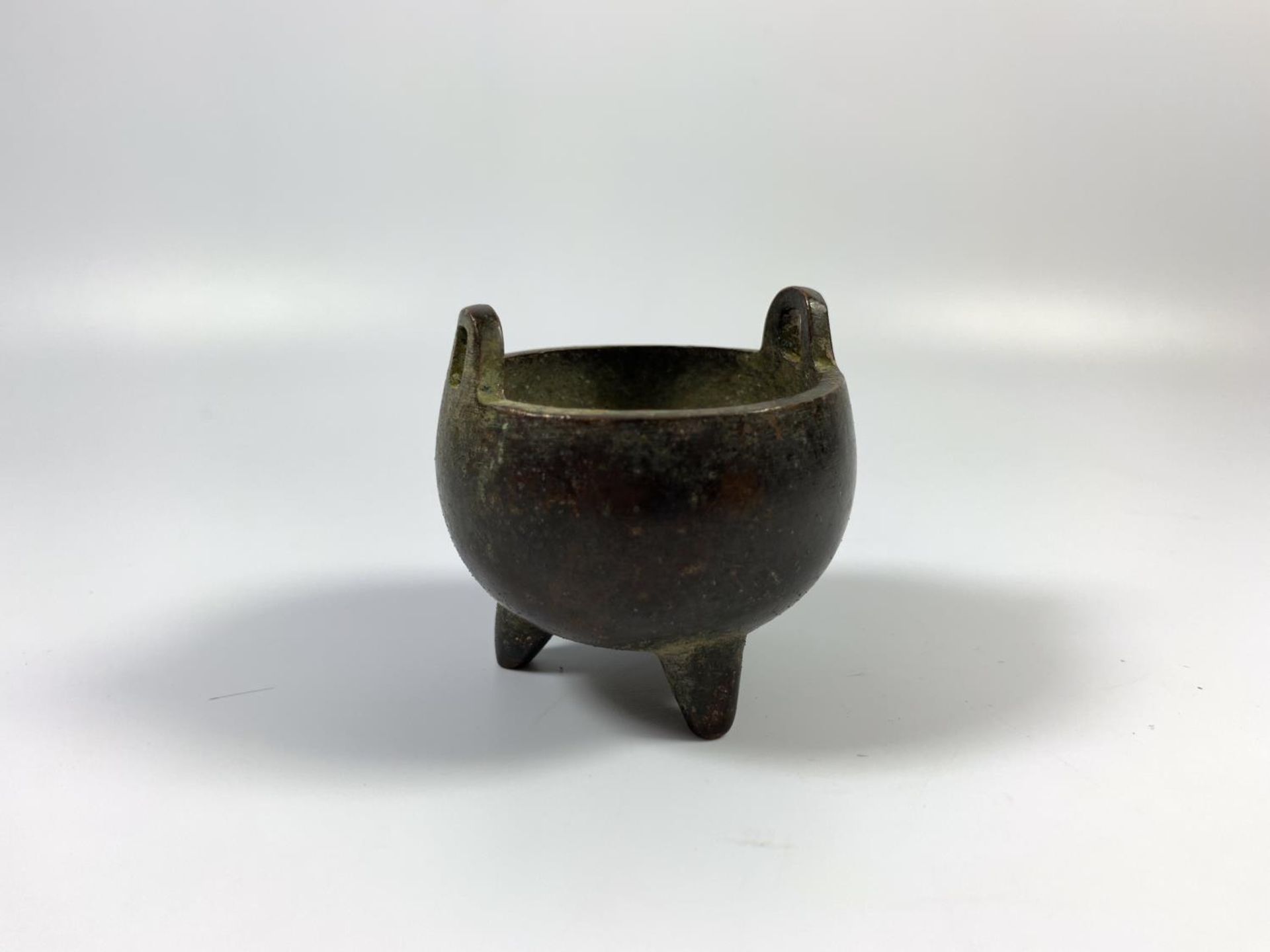 A MINIATURE 19TH CENTURY STYLE BRONZE TWIN HANDLED CENSOR, FOUR CHARACTER MARK TO BASE, HEIGHT 5CM - Image 2 of 4