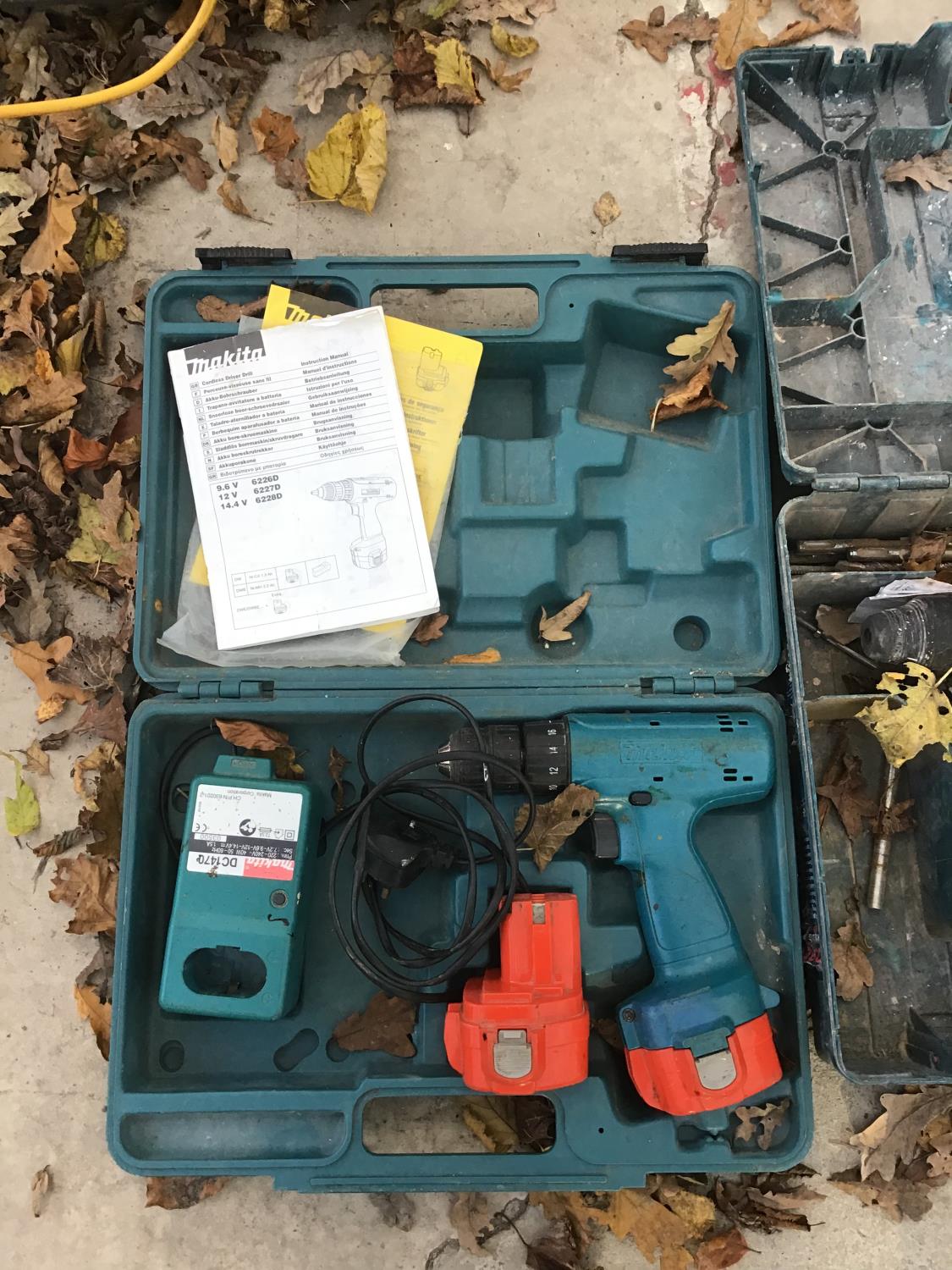 A BOSCH PROFESSIONAL GBH-26 DRE DRILL AND A MAKITA CORDLESS DRILL WITH BATTERIES AND CHARGER BOTH - Image 3 of 3