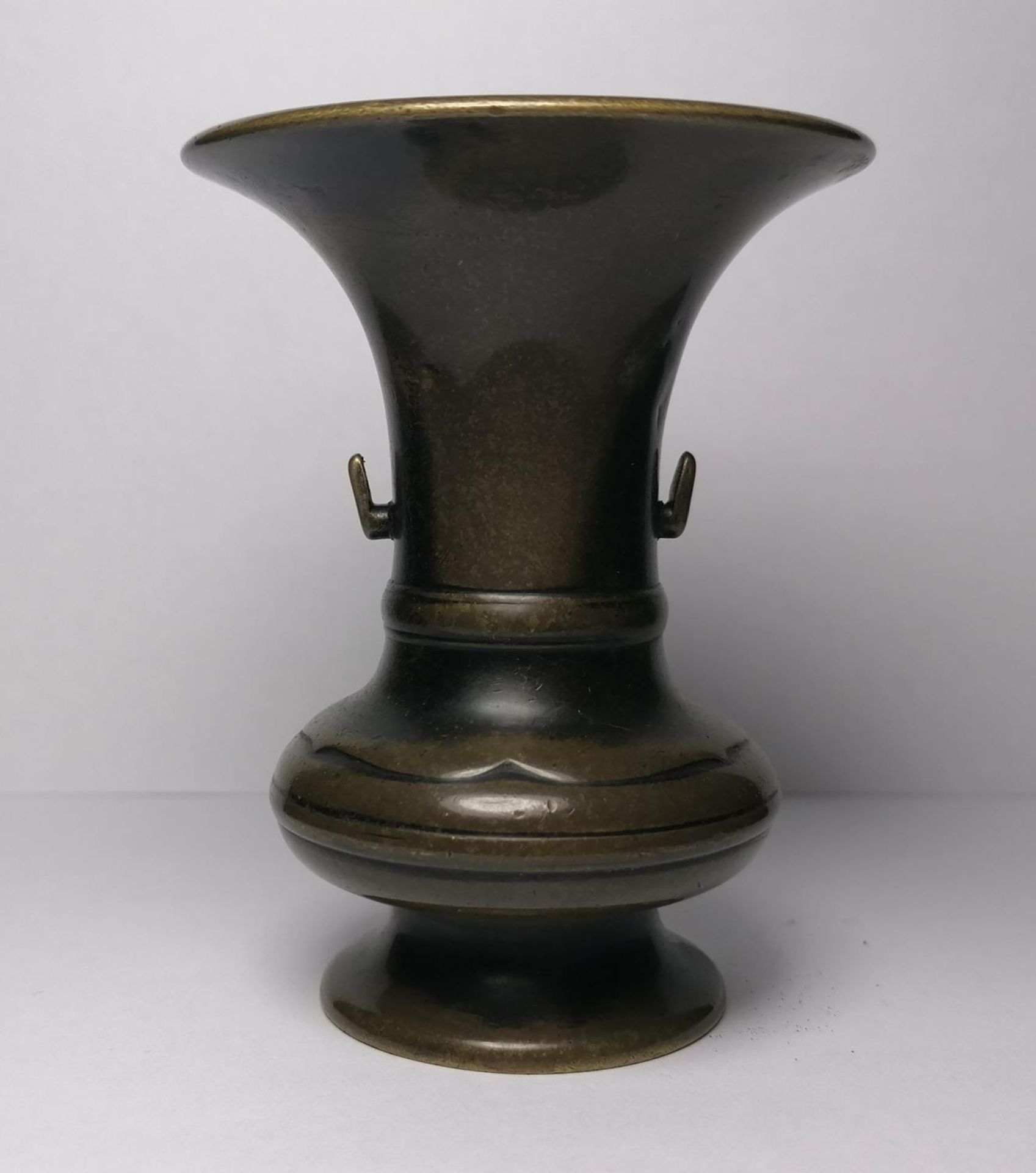 A CHINESE BRONZE MINIATURE TEMPLE VASE, HEIGHT 9CM