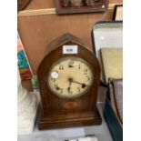 AN EDWARDIAN INLAID MAHOGANY CHIMING MANTLE CLOCK, RECENTLY SERVICED
