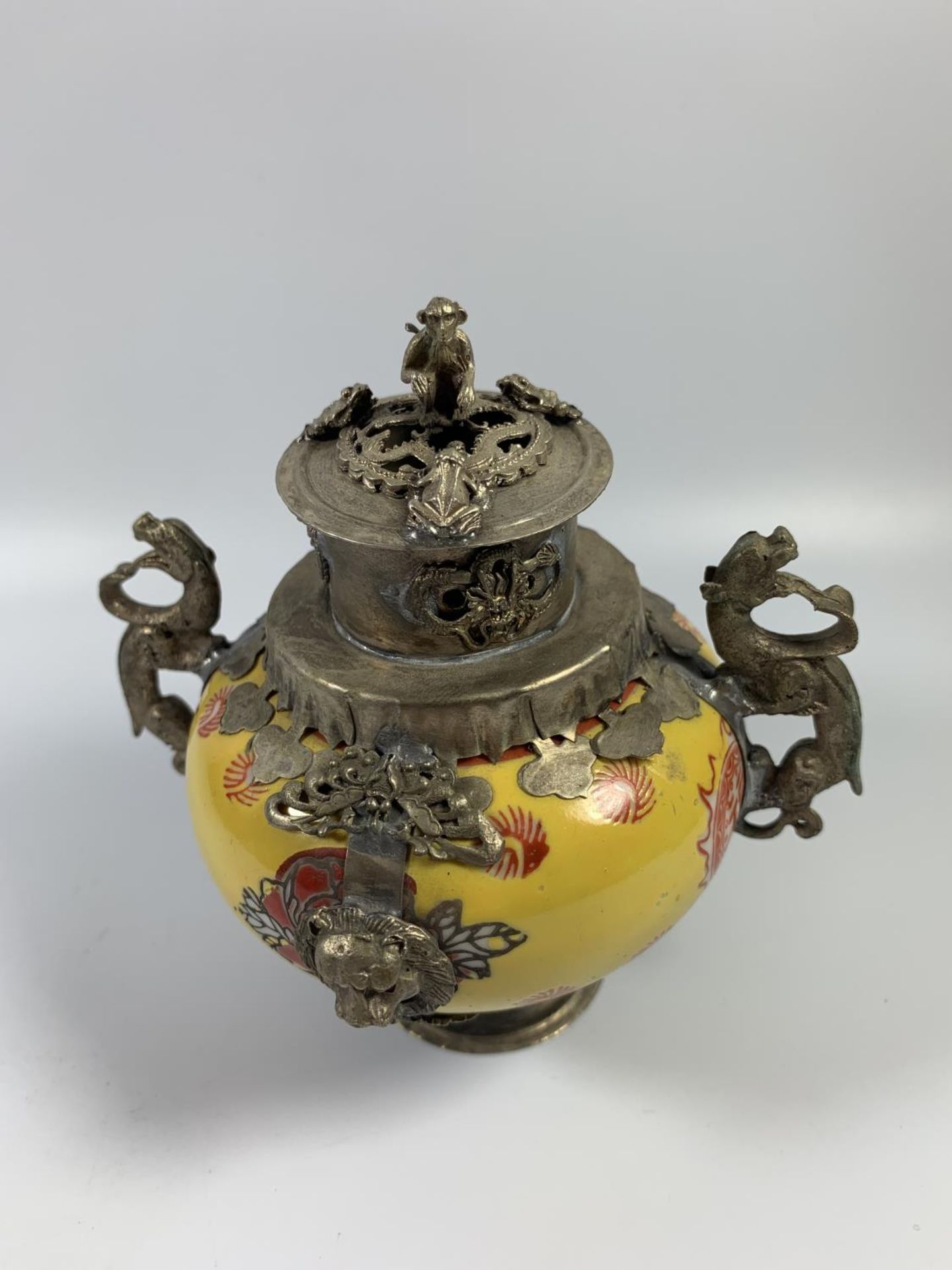 A CHINESE WHITE METAL AND FAMILLE JAUNE TWIN HANDLED CENSOR, HEIGHT 12.5CM - Image 3 of 4