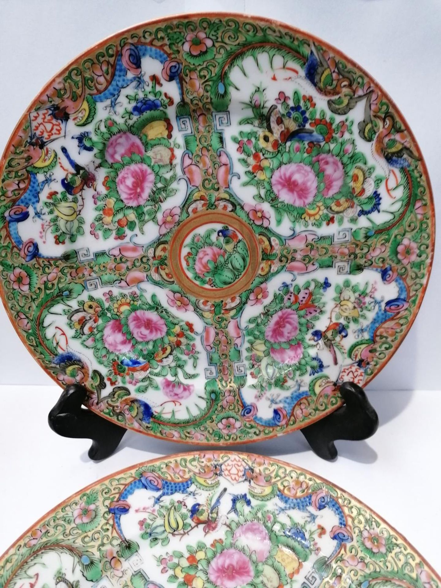 A PAIR OF 19TH CENTURY CHINESE CANTON FAMILLE ROSE MEDALLION PLATES - Image 3 of 4