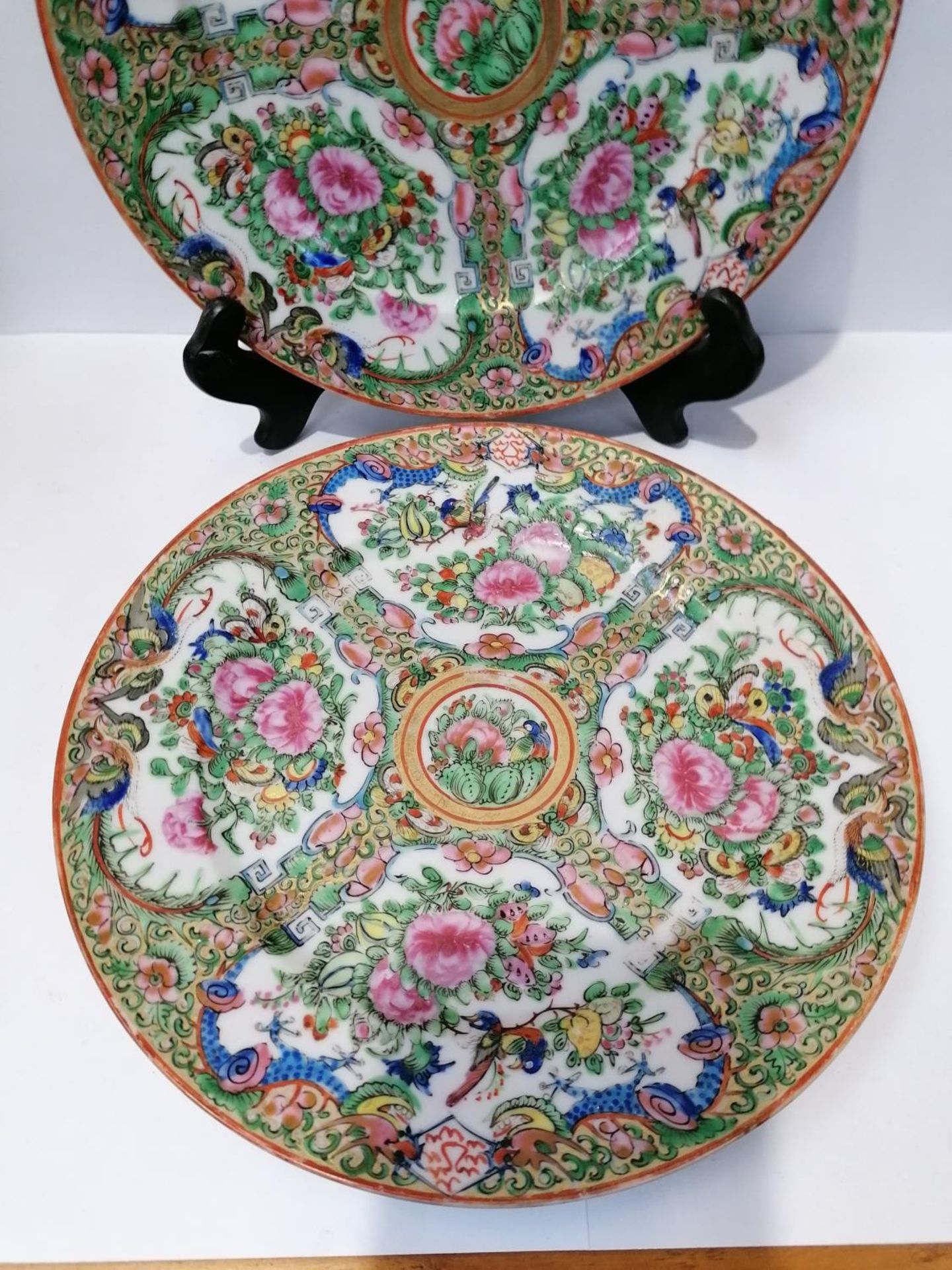 A PAIR OF 19TH CENTURY CHINESE CANTON FAMILLE ROSE MEDALLION PLATES - Image 2 of 4