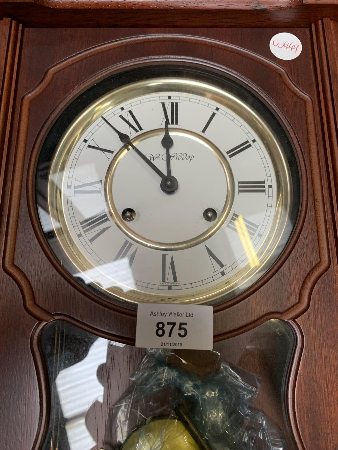 A MODERN 'WIDDUP' CHIMING MANTLE CLOCK WITH PENDULUM AND KEY - Image 2 of 3