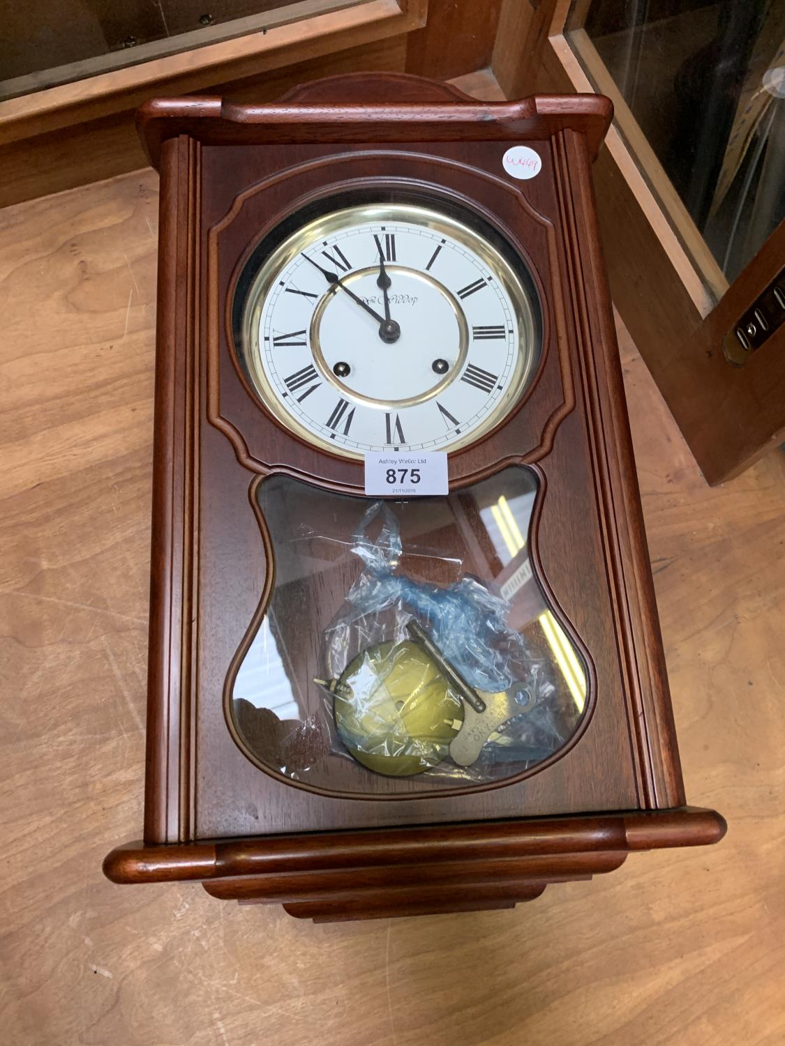 A MODERN 'WIDDUP' CHIMING MANTLE CLOCK WITH PENDULUM AND KEY