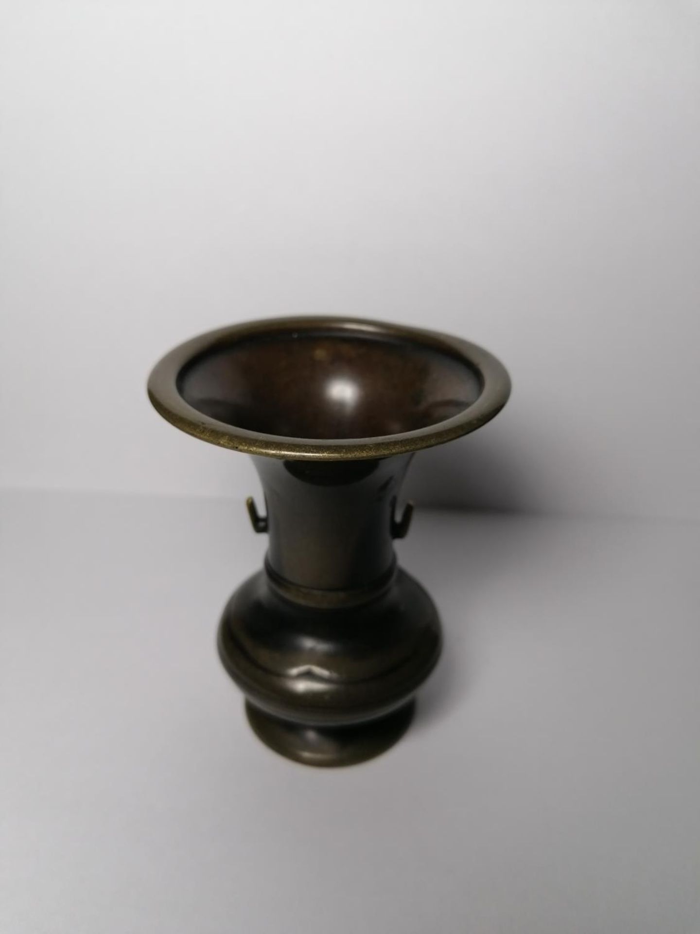 A CHINESE BRONZE MINIATURE TEMPLE VASE, HEIGHT 9CM - Image 2 of 3