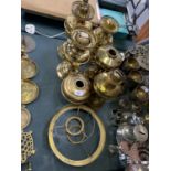 A MIXED GROUP OF ASSORTED BRASS OIL LAMPS