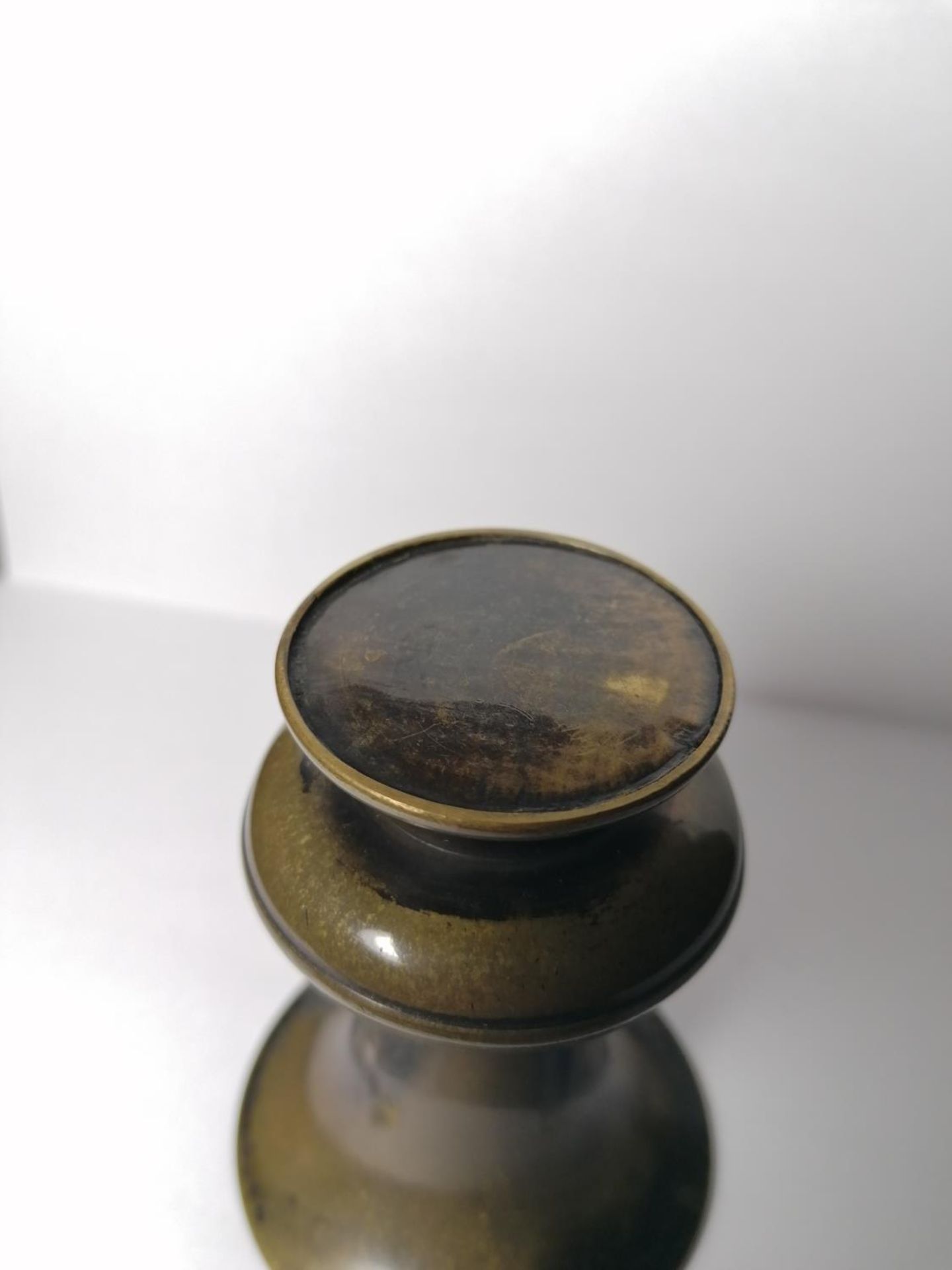 A CHINESE BRONZE MINIATURE TEMPLE VASE, HEIGHT 9CM - Image 3 of 3