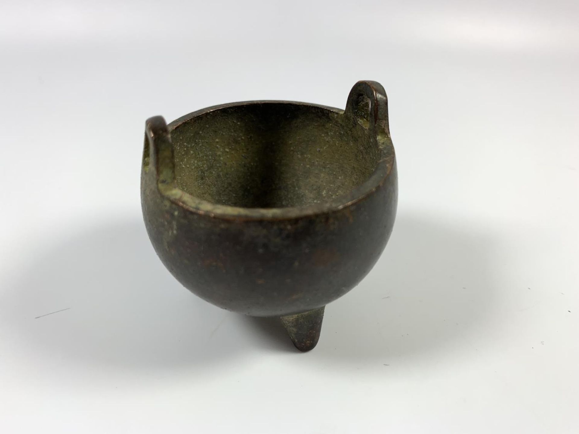 A MINIATURE 19TH CENTURY STYLE BRONZE TWIN HANDLED CENSOR, FOUR CHARACTER MARK TO BASE, HEIGHT 5CM - Image 3 of 4