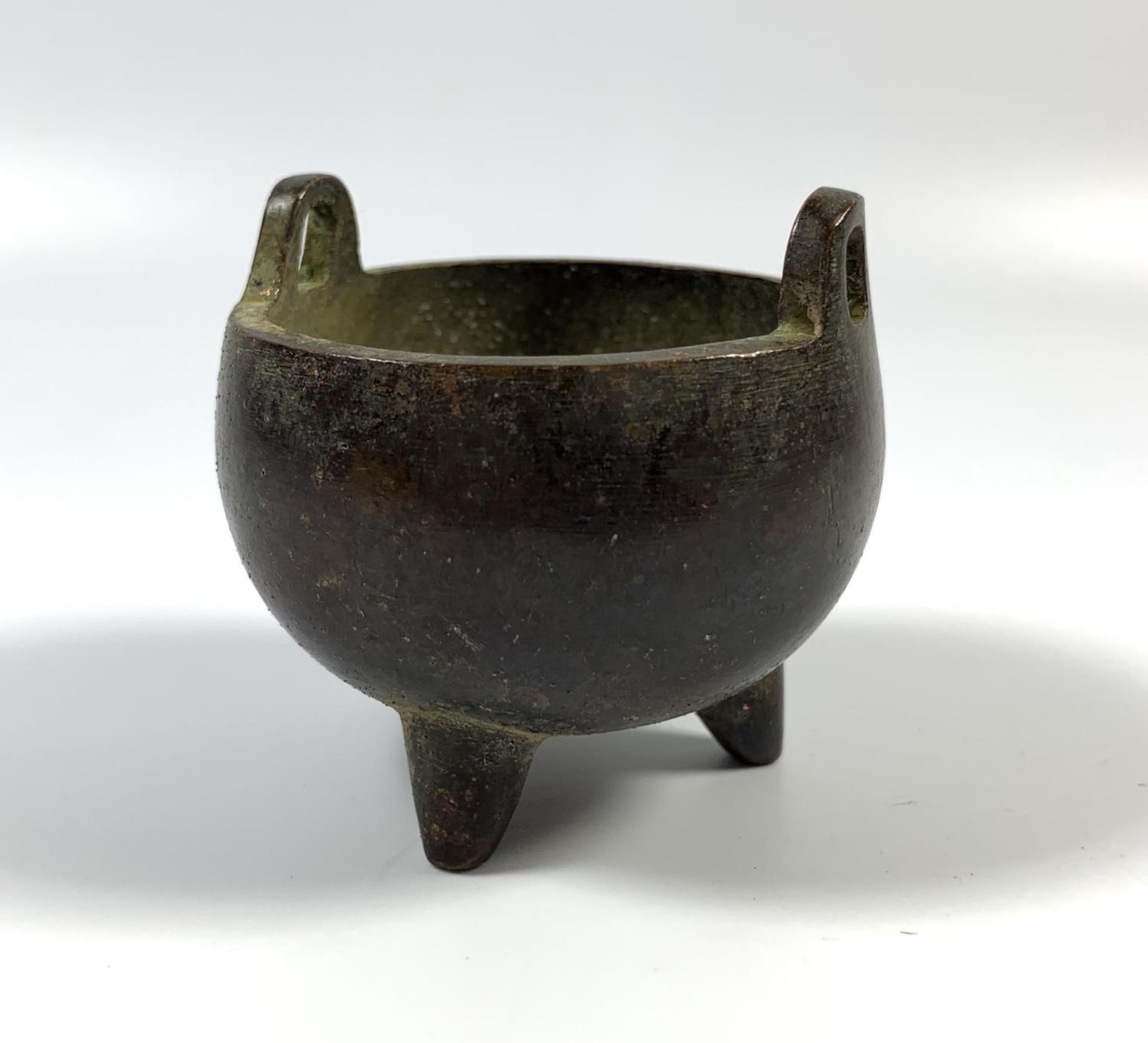 A MINIATURE 19TH CENTURY STYLE BRONZE TWIN HANDLED CENSOR, FOUR CHARACTER MARK TO BASE, HEIGHT 5CM