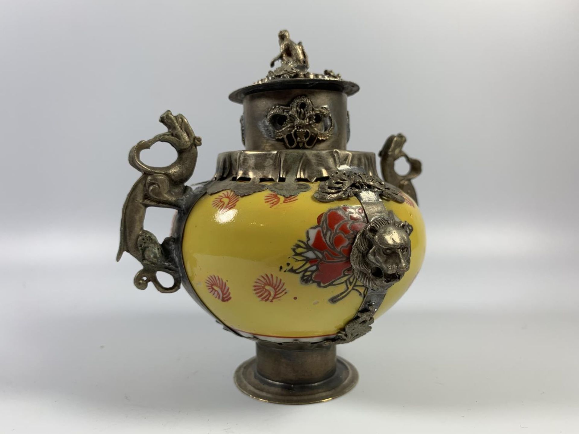 A CHINESE WHITE METAL AND FAMILLE JAUNE TWIN HANDLED CENSOR, HEIGHT 12.5CM - Image 2 of 4