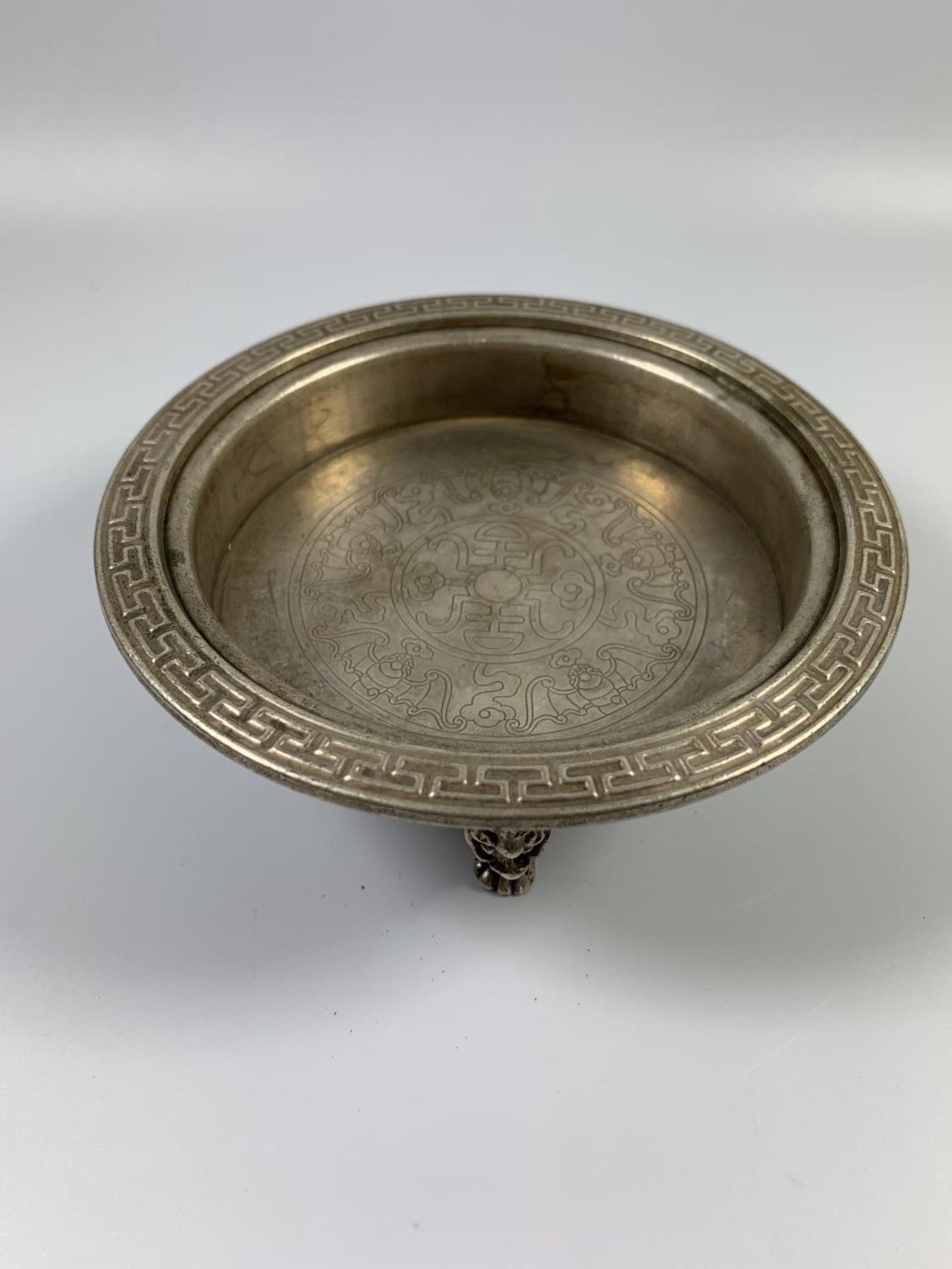 A CHINESE WHITE METAL TRIPOD CENSOR BOWL, FOUR CHARACTER MARK TO BASE, HEIGHT 4.5CM, DIAMETER 12CM - Image 4 of 4