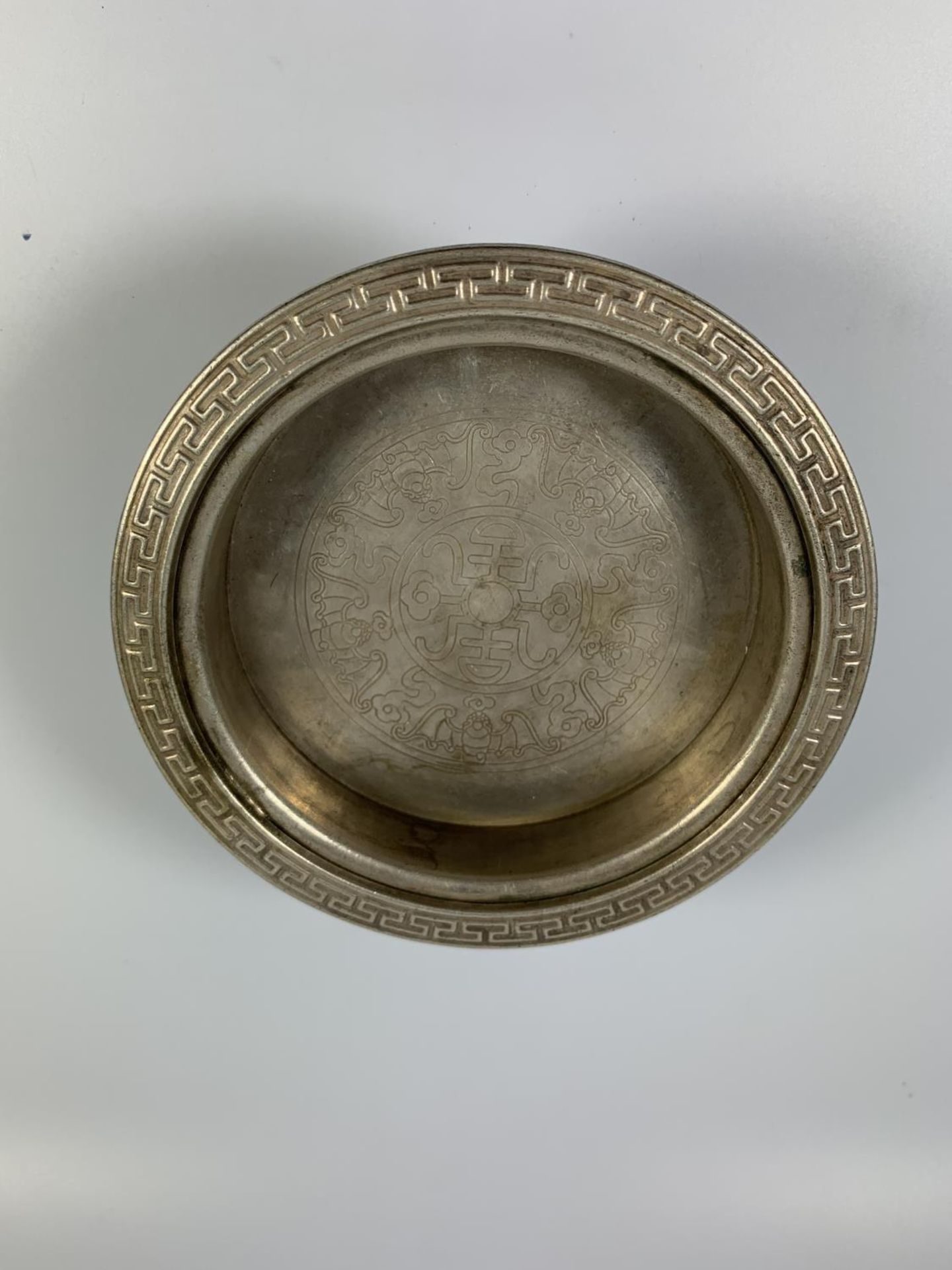 A CHINESE WHITE METAL TRIPOD CENSOR BOWL, FOUR CHARACTER MARK TO BASE, HEIGHT 4.5CM, DIAMETER 12CM - Image 3 of 4