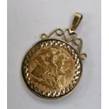 A 22CT GOLD 1982 HALF SOVEREIGN IN 9CT YELLOW GOLD MOUNT, TOTAL WEIGHT 6.2G