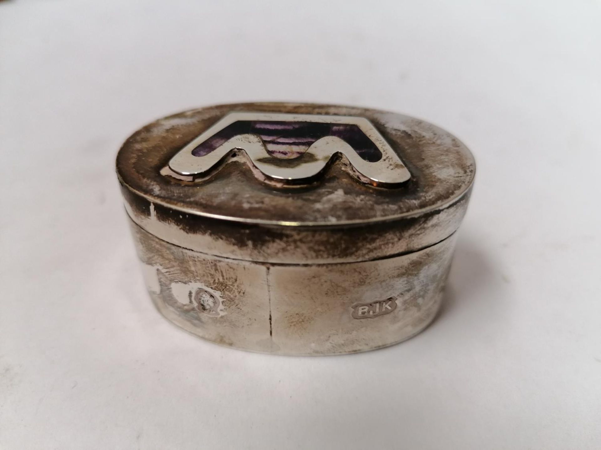 A 1977 HALLMARKED SILVER LIDDED PILL BOX WITH INSET BLUE JOHN CROWN TOP, SIGNED TO BASE 4/100 - Image 2 of 3