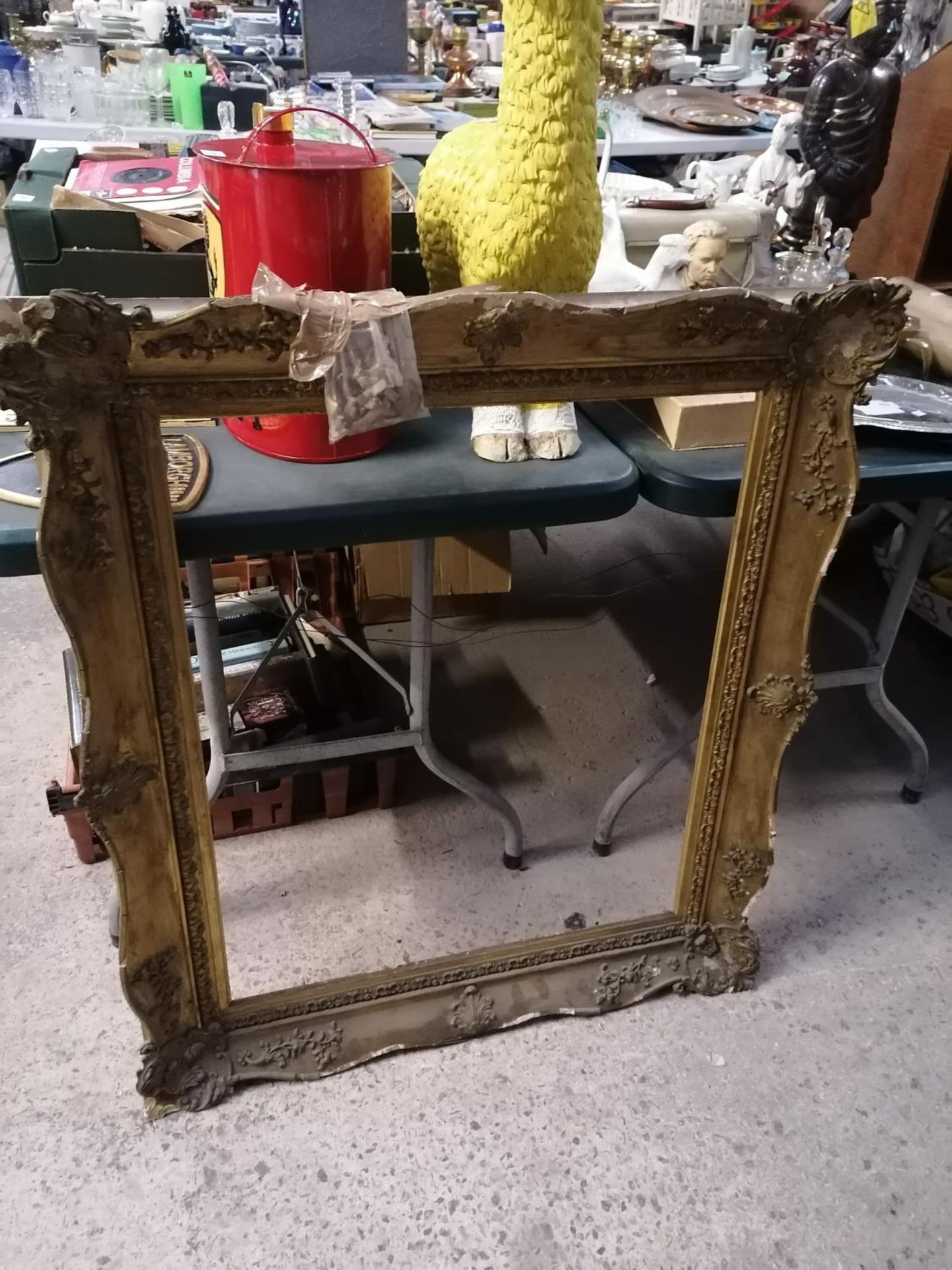 A 19TH CENTURY GILT PICTURE FRAME