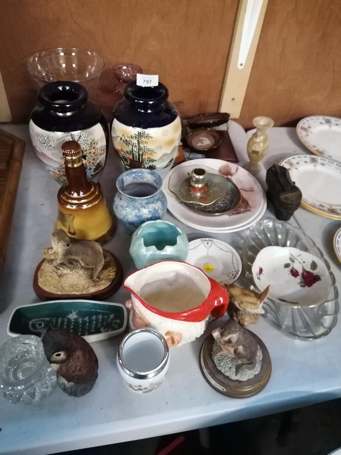 MIXED CERAMICS TO INCLUDE A PAIR OF JAPANESE VASES, BELLS DECANTER, SANTA CLAUS JUG ETC