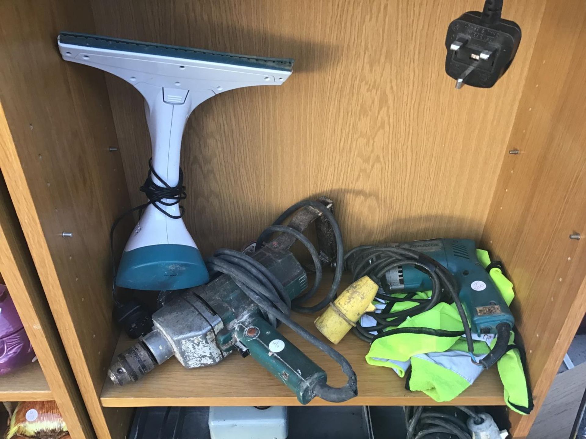 VARIOUS ITEMS TO INCLUDE A BLACK AND DECKER SAW, FOUR POWER TOOLS TO INCLUDE A MAKITA DRILL, BLACK - Image 3 of 3