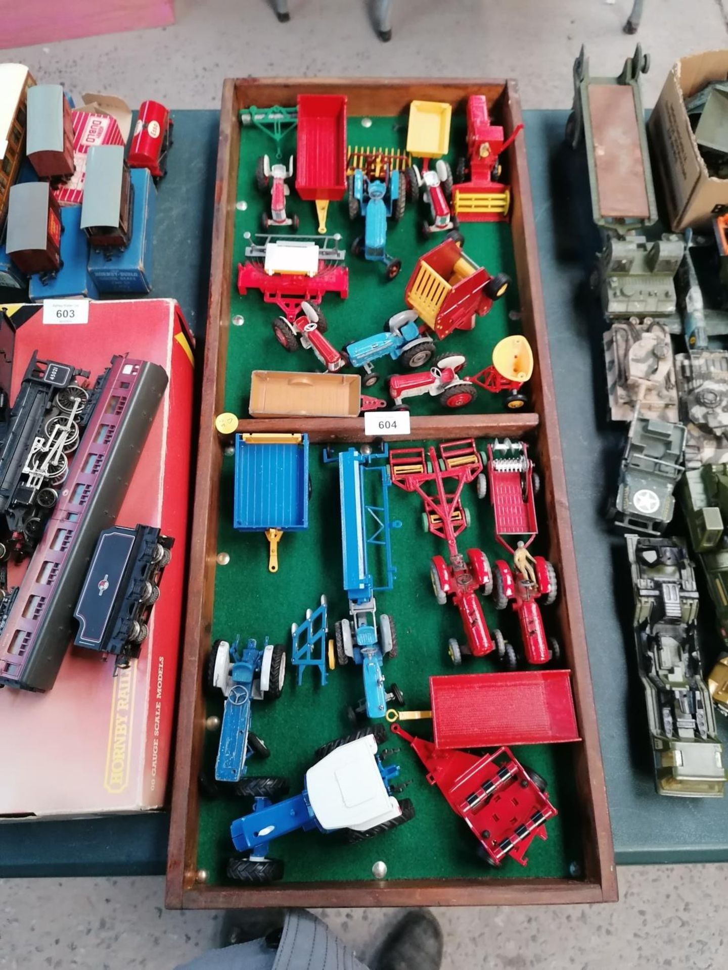 A TRAY OF ASSORTED FARMYARD MODELS, BRITAINS ETC