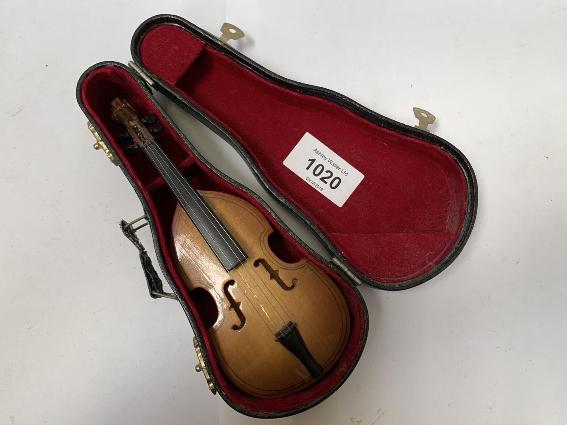 A MINIATURE DOUBLE BASS MODEL AND CASE