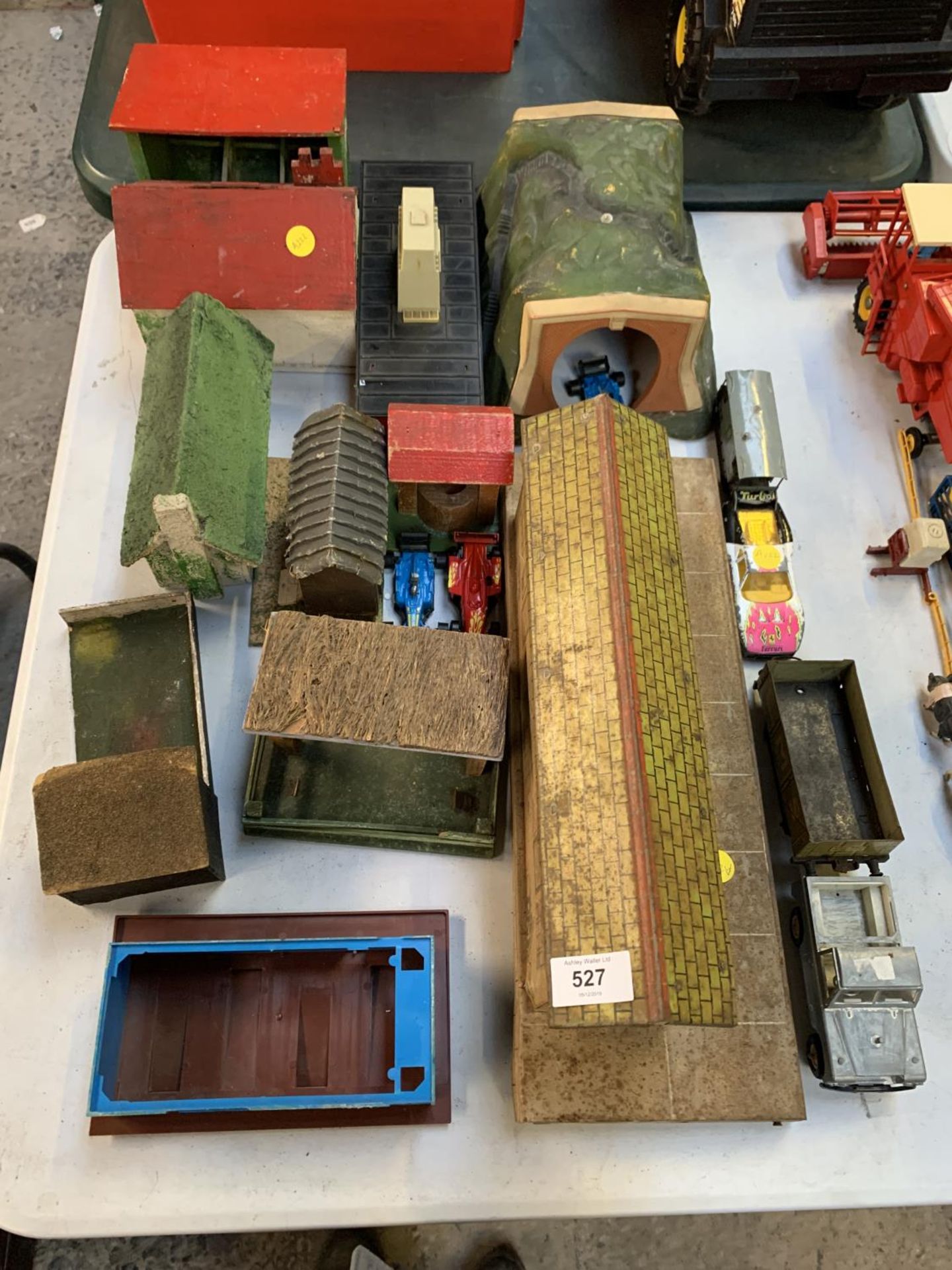 A MIXED LOT OF MODEL RAILWAY ITEMS, BUILDINGS ETC