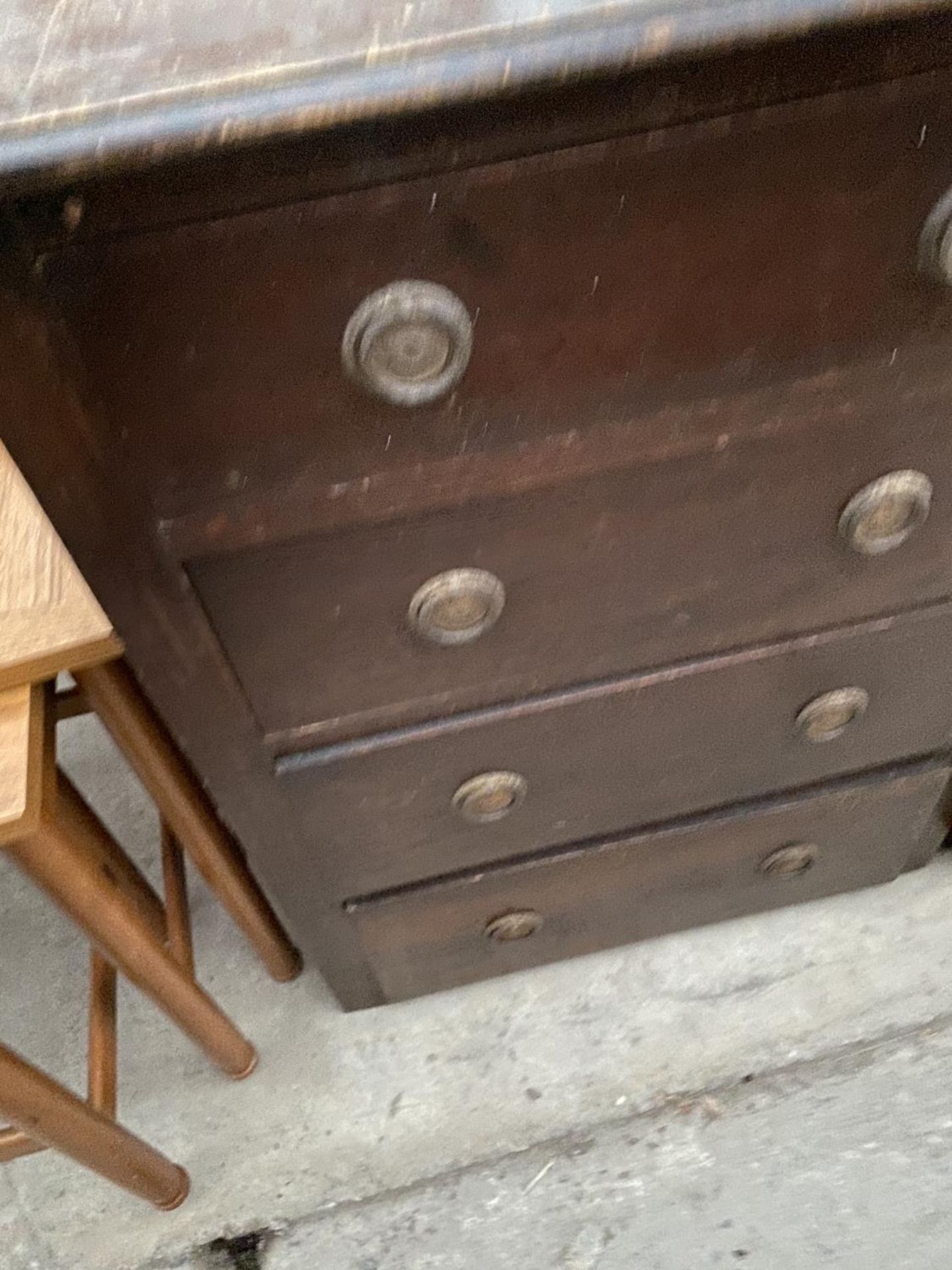 AN OAK CHEST OF FOUR DRAWERS - Image 3 of 3