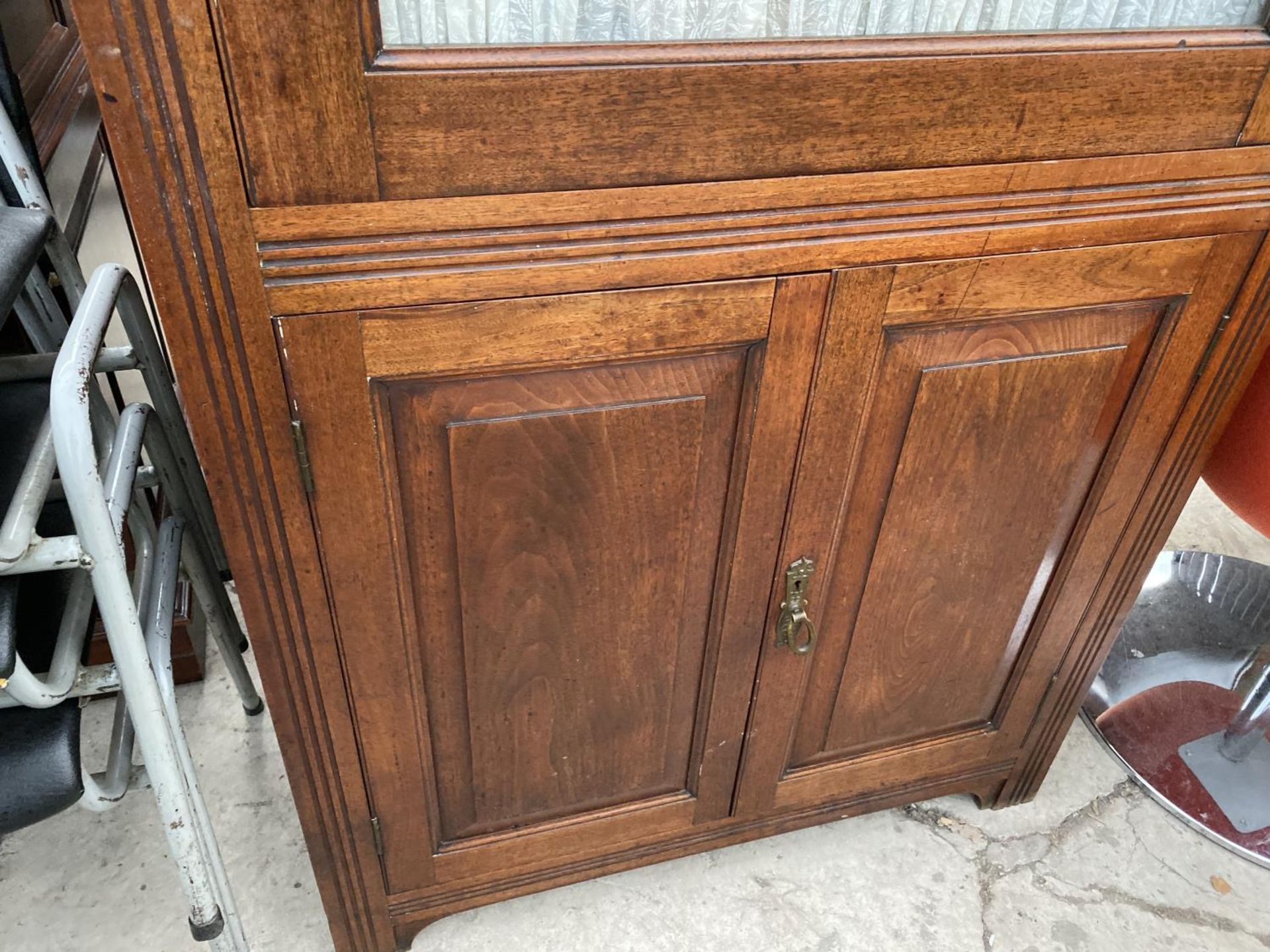 A TALL MAHOGANY CABINET WITH TWO LOWER DOORS AND UPPER GLAZED PANEL DOOR - Image 3 of 4