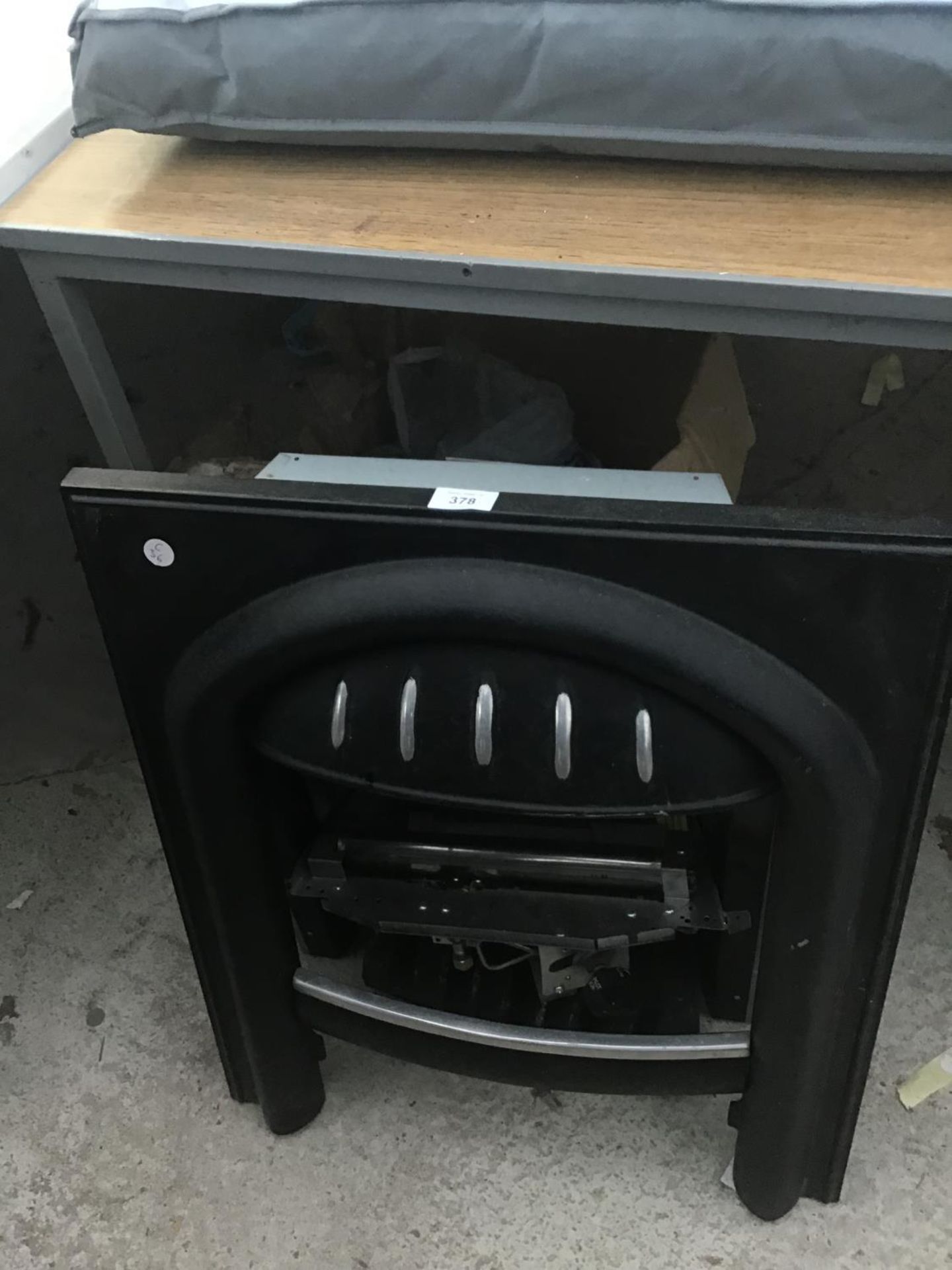 A GAS FIRE WITH BLACK SURROUND AND COALS IN WORKING ORDER