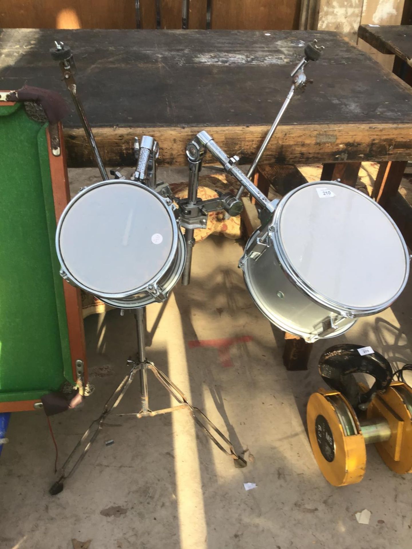 A SET OF DRUMS ON A STAND